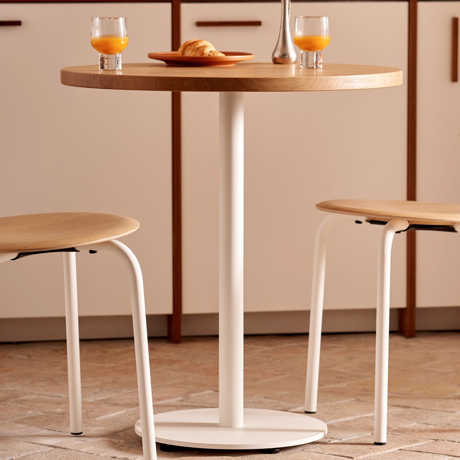 TIPTOE MOKA bistro table - solid oak