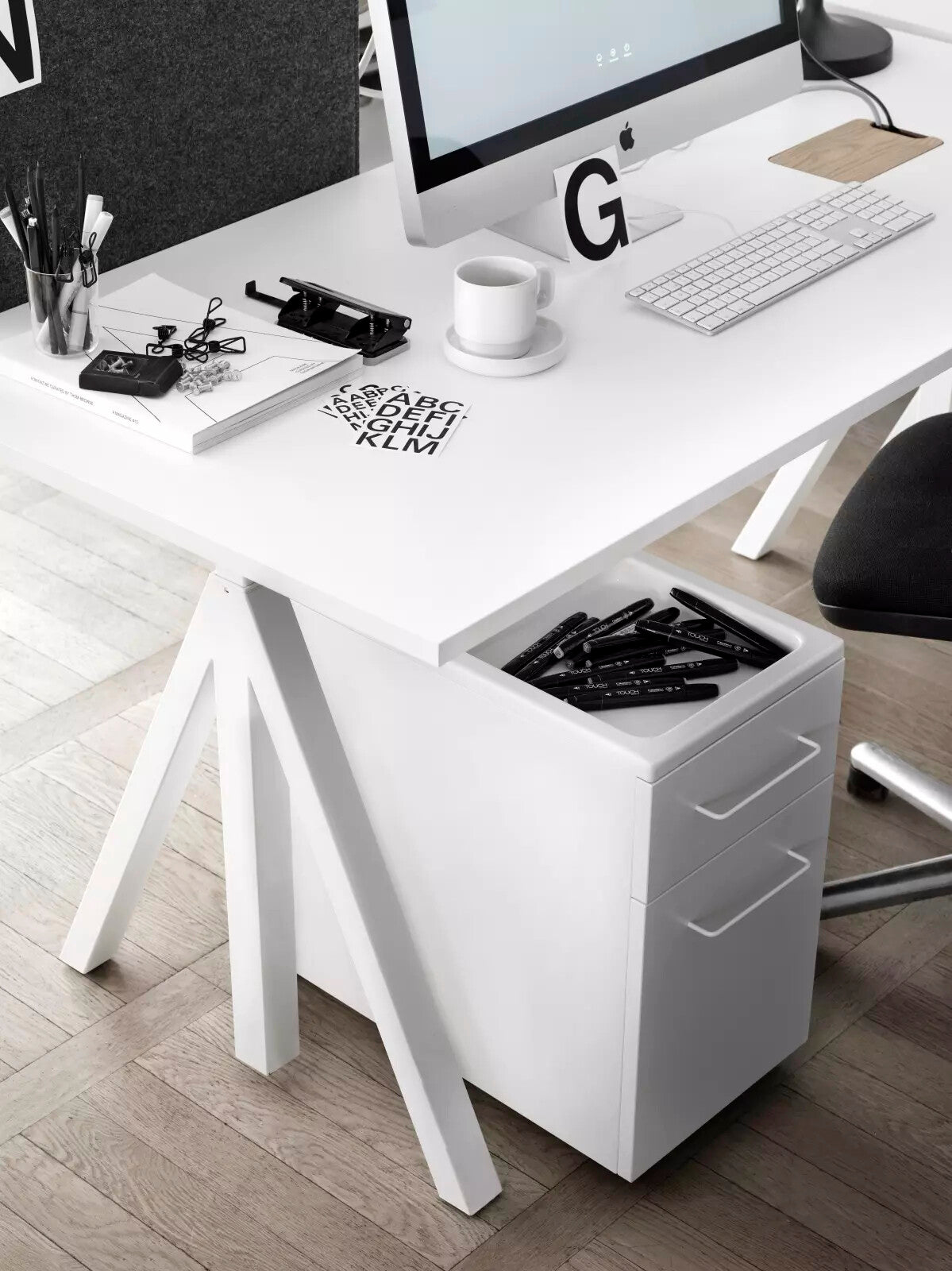 Desktop w140 x d78 cm in White laminate, room setting