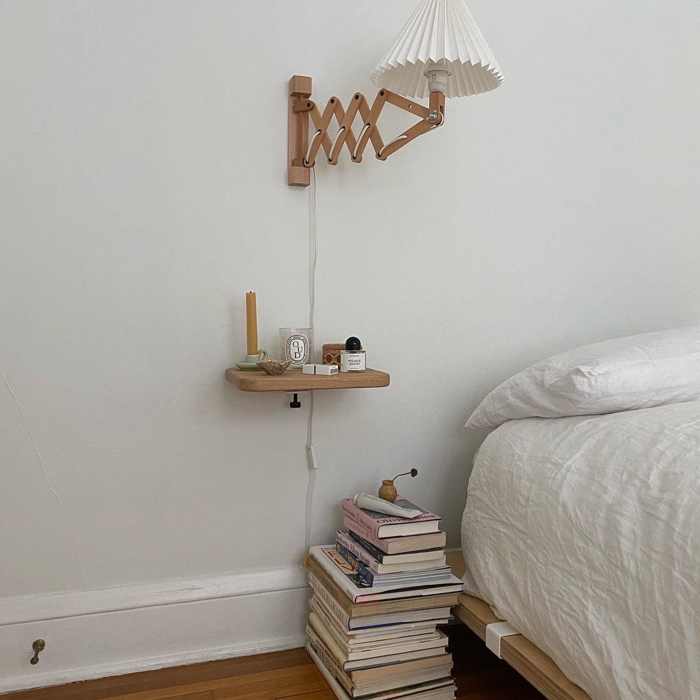 TIPTOE BRACKET bedside table - solid oak