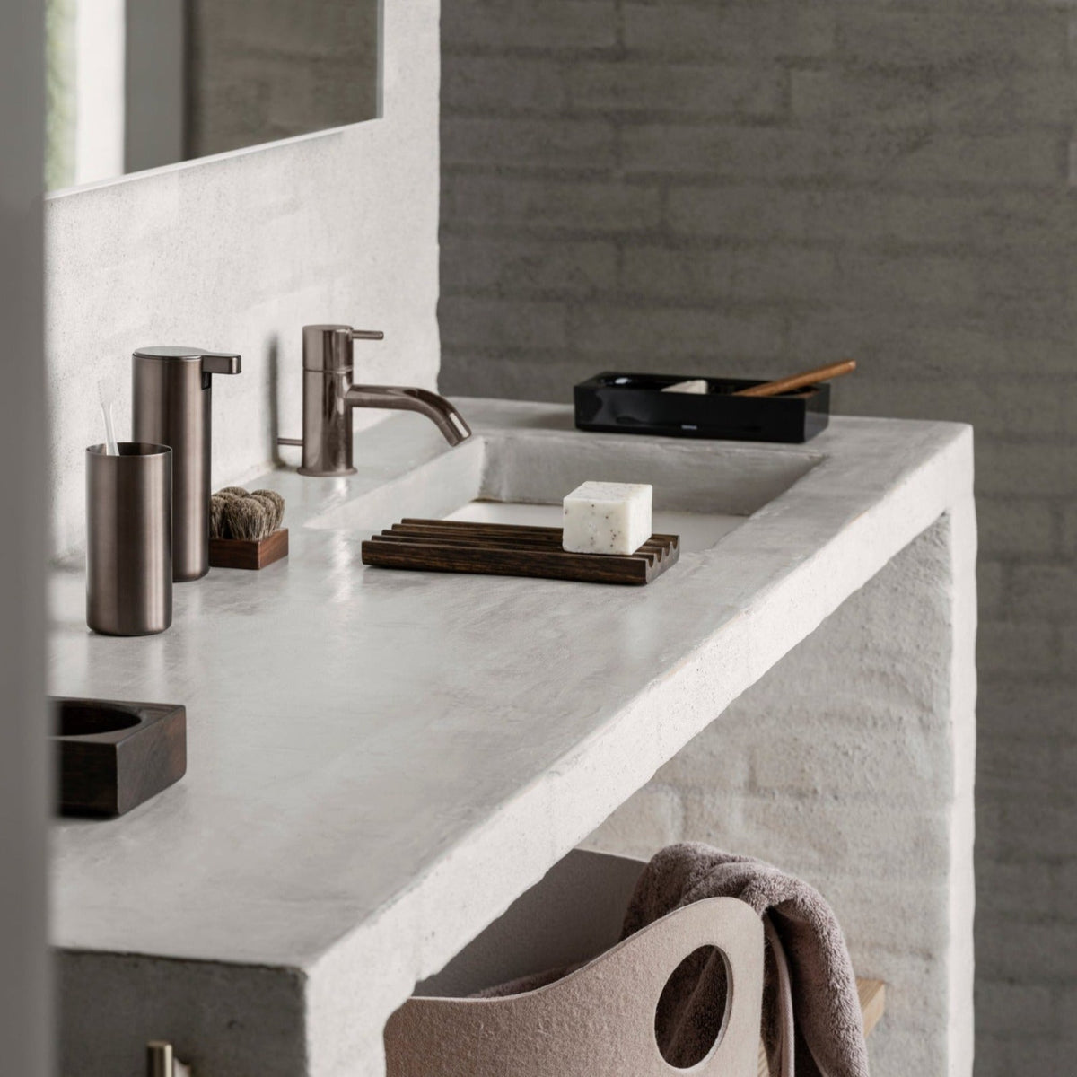 Blomus blomus Modo Metallic Stainless Steel Bathroom Soap Dispenser Manual Soap Pump - Industrial Modern Décor
