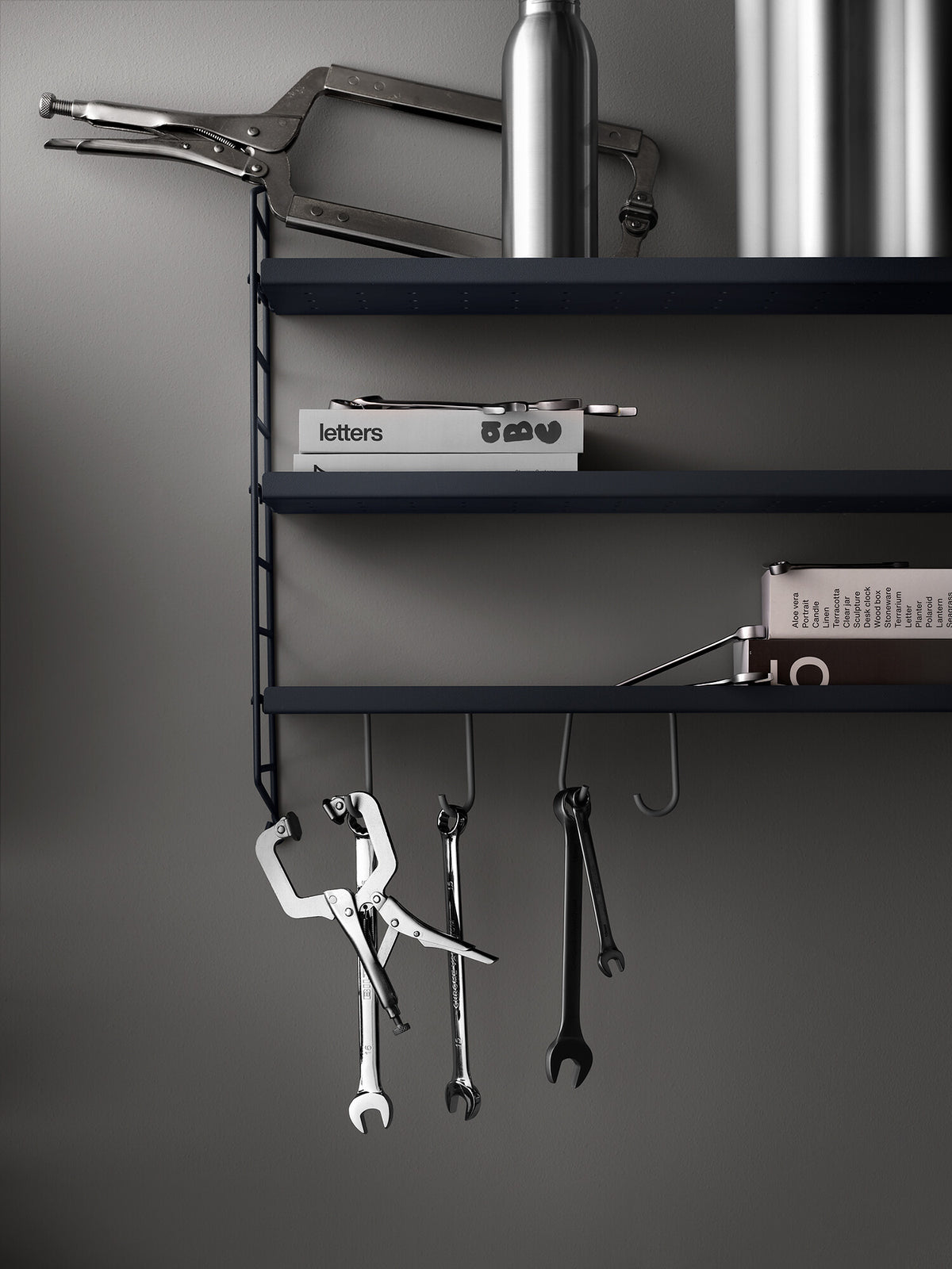 String Pocket metal in Sergelgrå/Sergelgrå, room setting