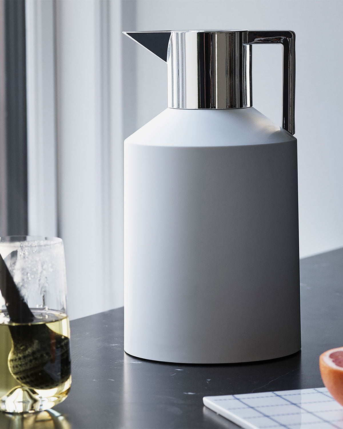 Normann Copenhagen Geo Vacuum Jug 1.5 L Large White/Silver