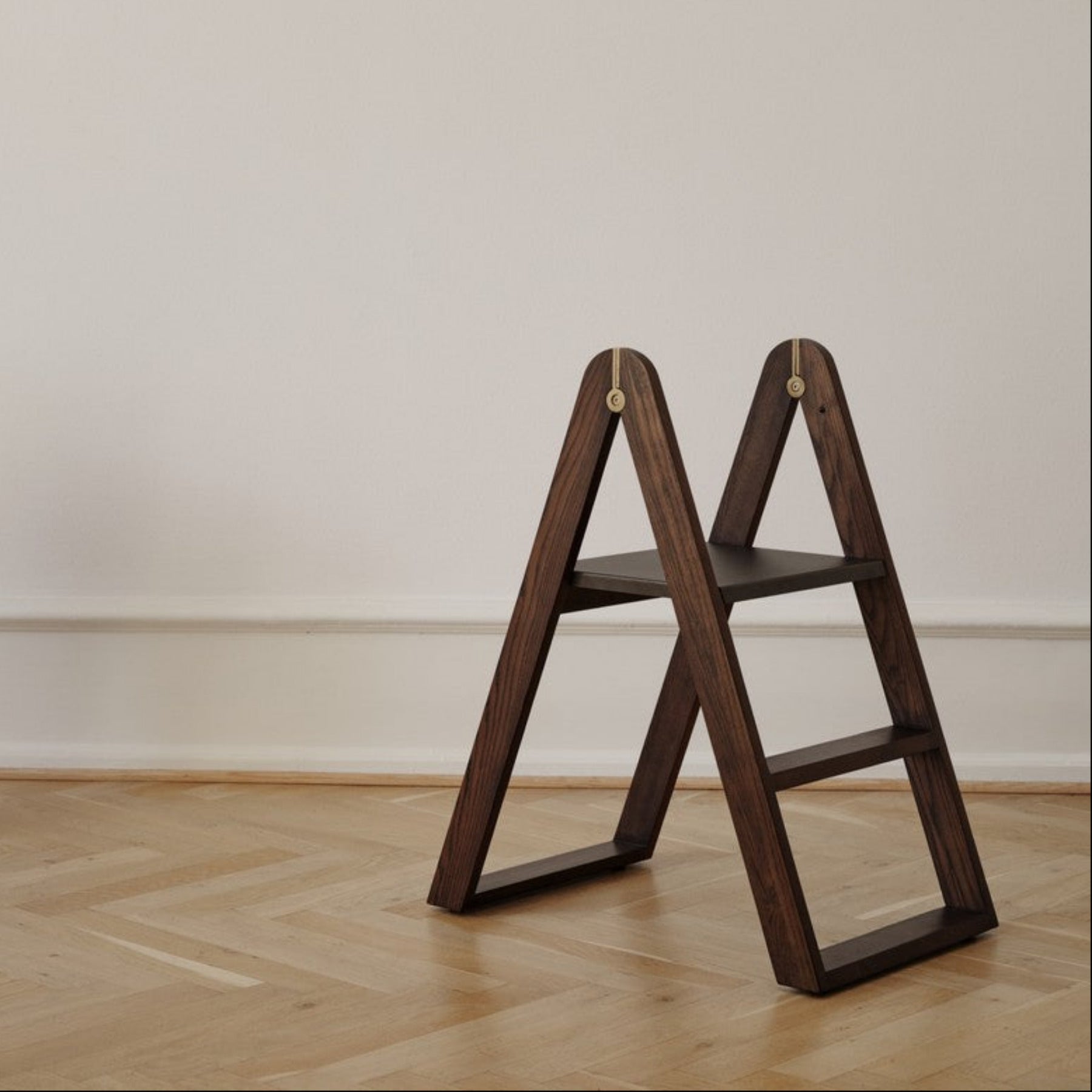 Gejst Reech Step Ladder, Dark Ash