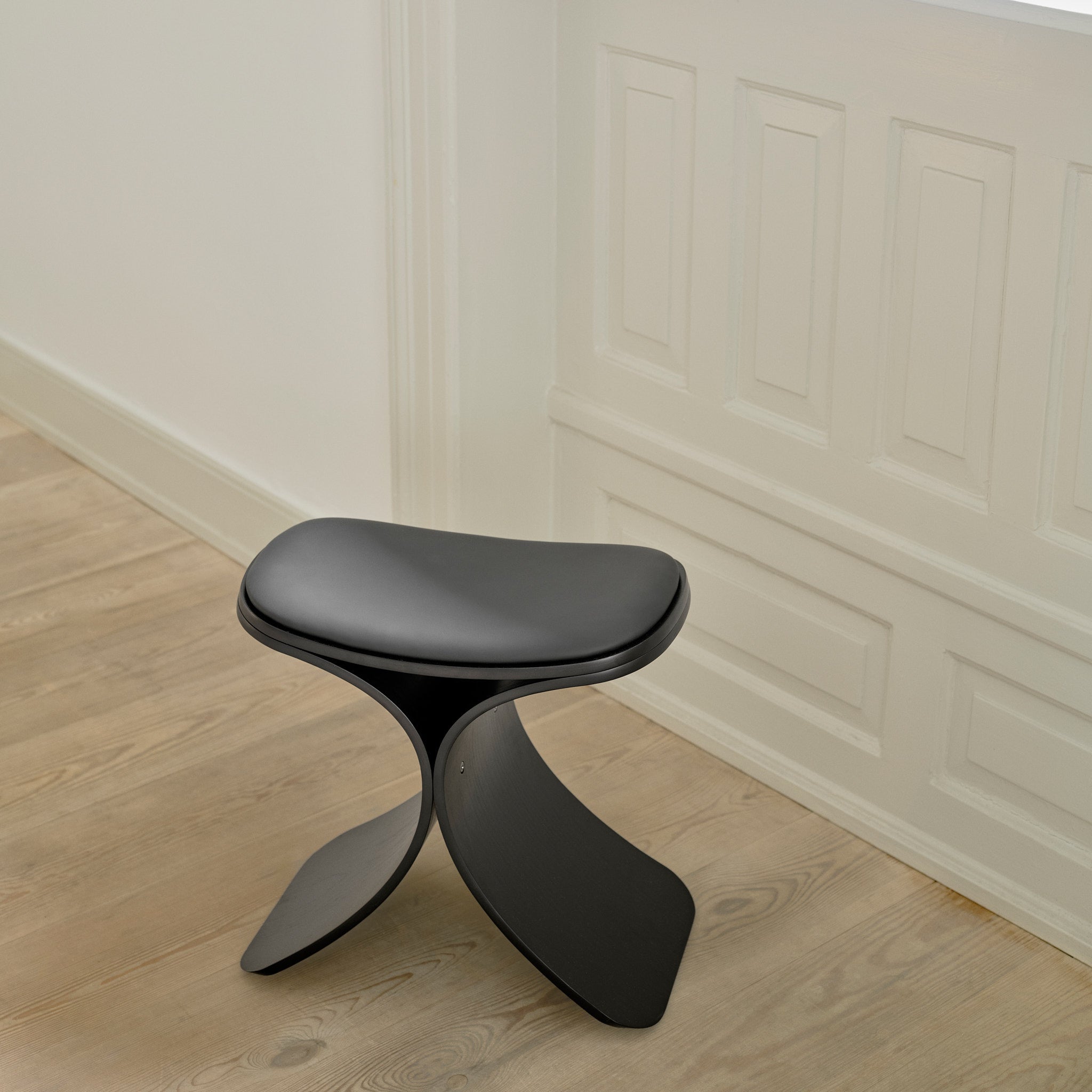 Gejst Luno Stool black oak/ black leather