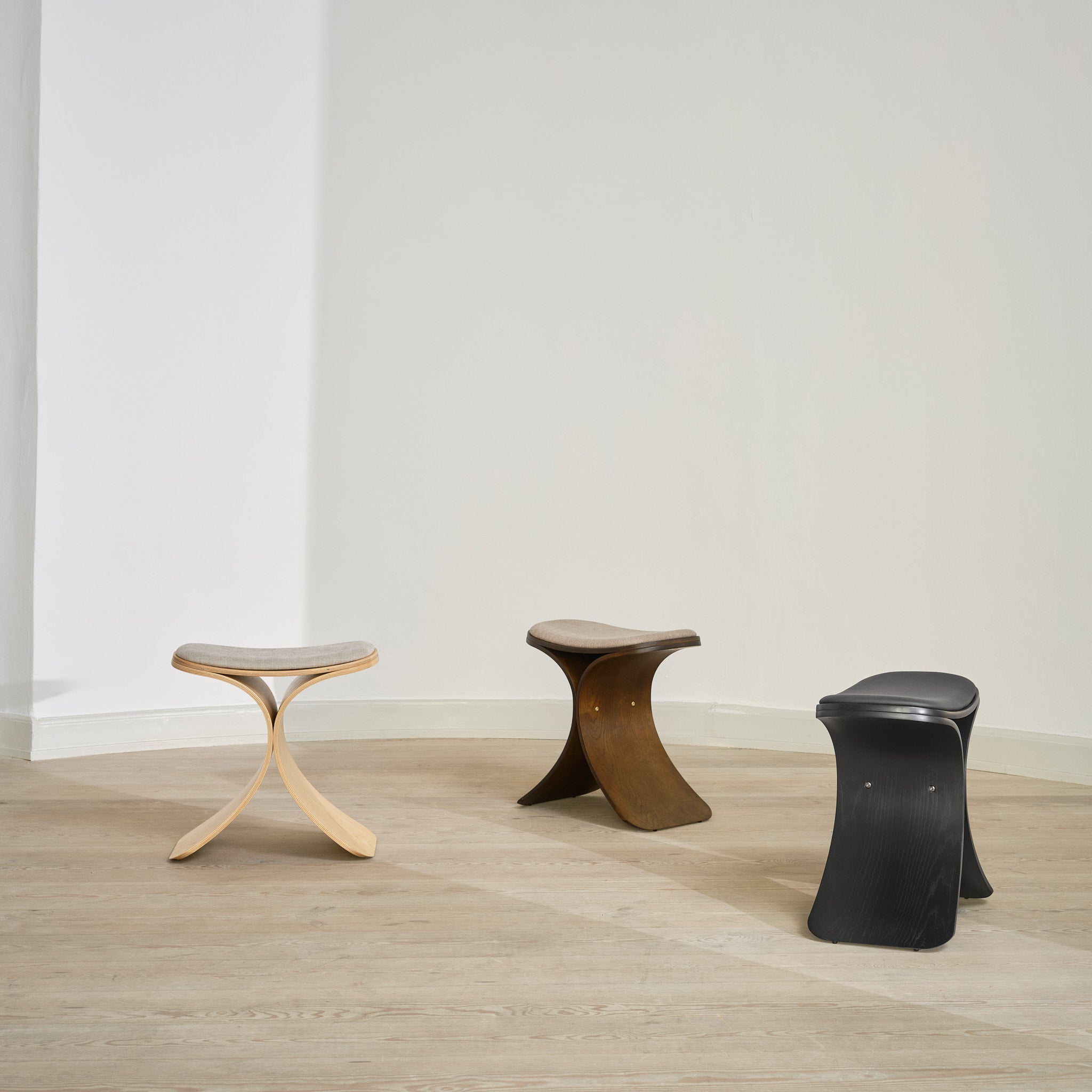 Gejst Luno Stool black oak/ black leather