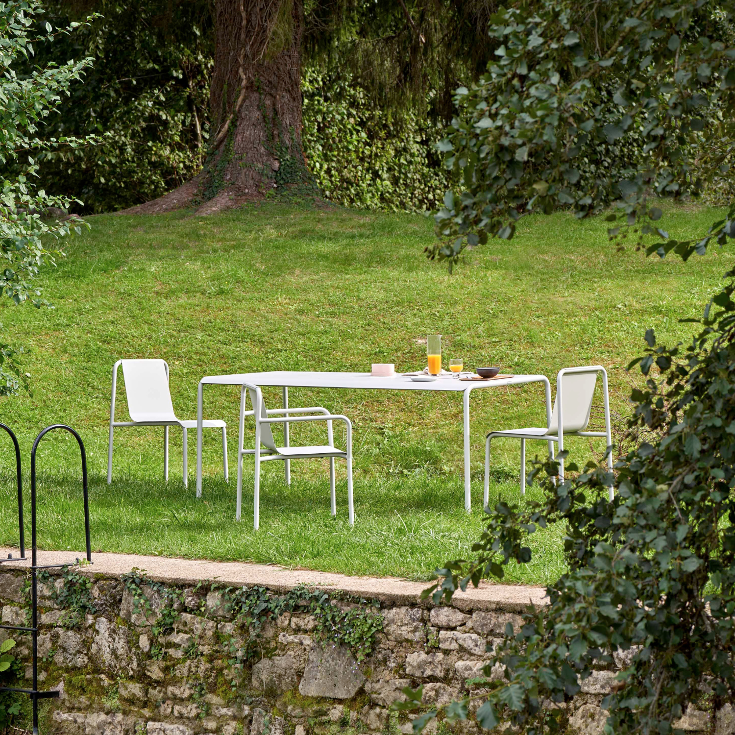 TIPTOE PANORAMA outdoor table - powder-coated steel