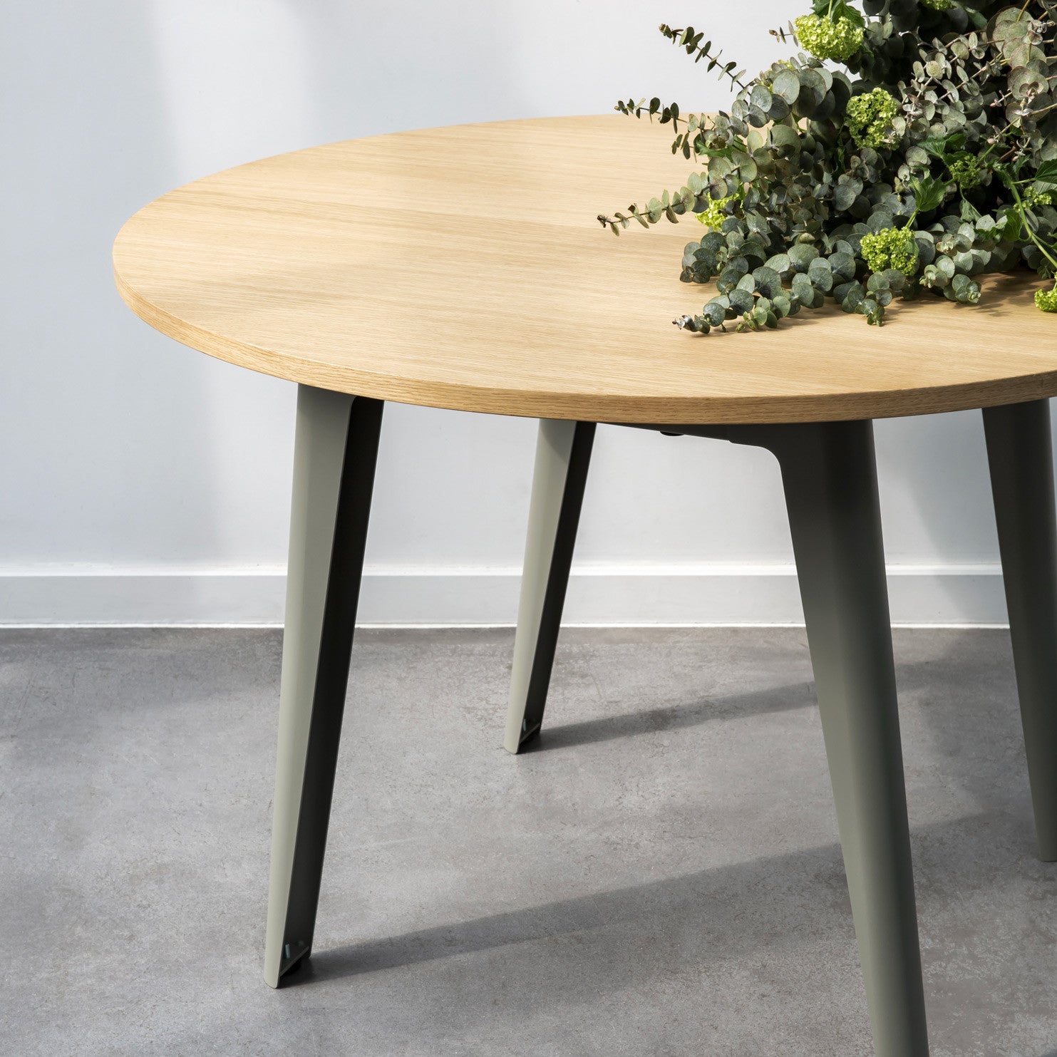 TIPTOE NEW MODERN round table diameter 110cm - eco-certified wood