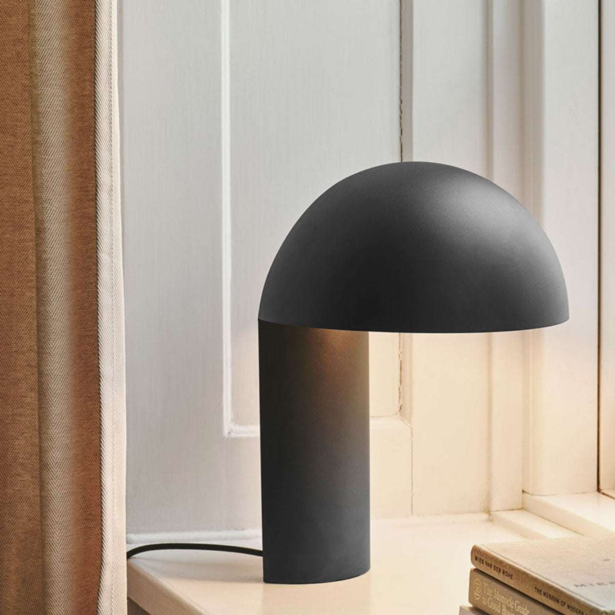 Gejst Leery table lamp, black