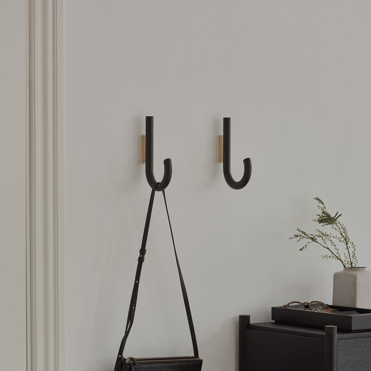 Gejst Hook Big, black oak-brass