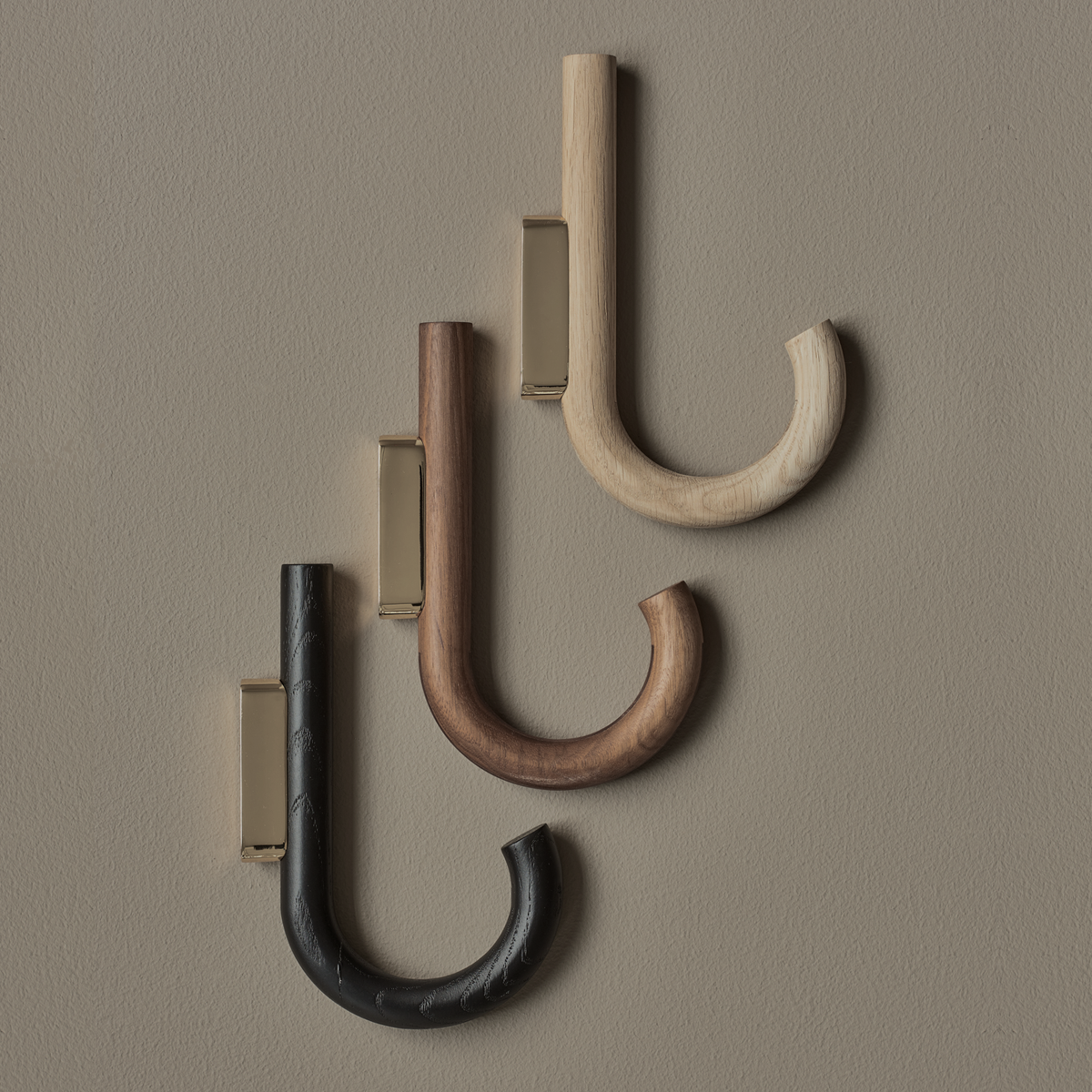 Gejst Hook Big, black oak-brass
