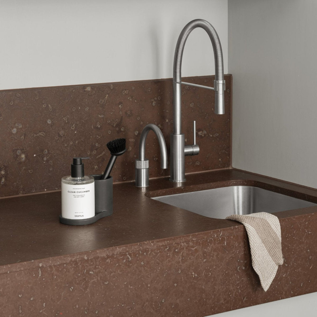 Blomus Piro Ceramic Sink Organizer – Minimalist Stoneware Kitchen & Bathroom Caddy for Soap, Sponge & Dish Brush Storage