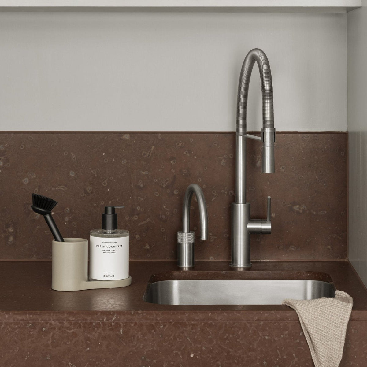 Blomus Piro Ceramic Sink Organizer – Minimalist Stoneware Kitchen & Bathroom Caddy for Soap, Sponge & Dish Brush Storage