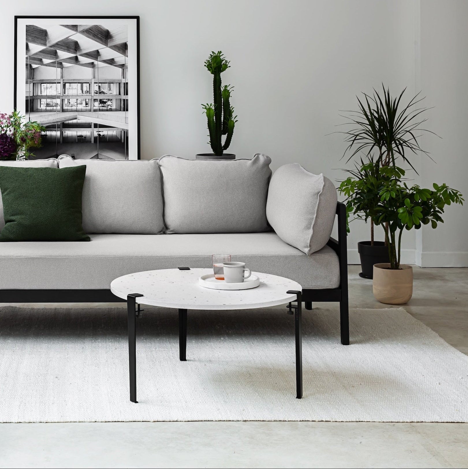 TIPTOE Round Coffee Table - Recycled Plastic