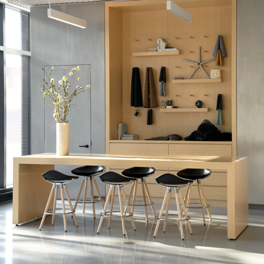 Sedeo Stool - Bar Height - Lifestlye Image 2