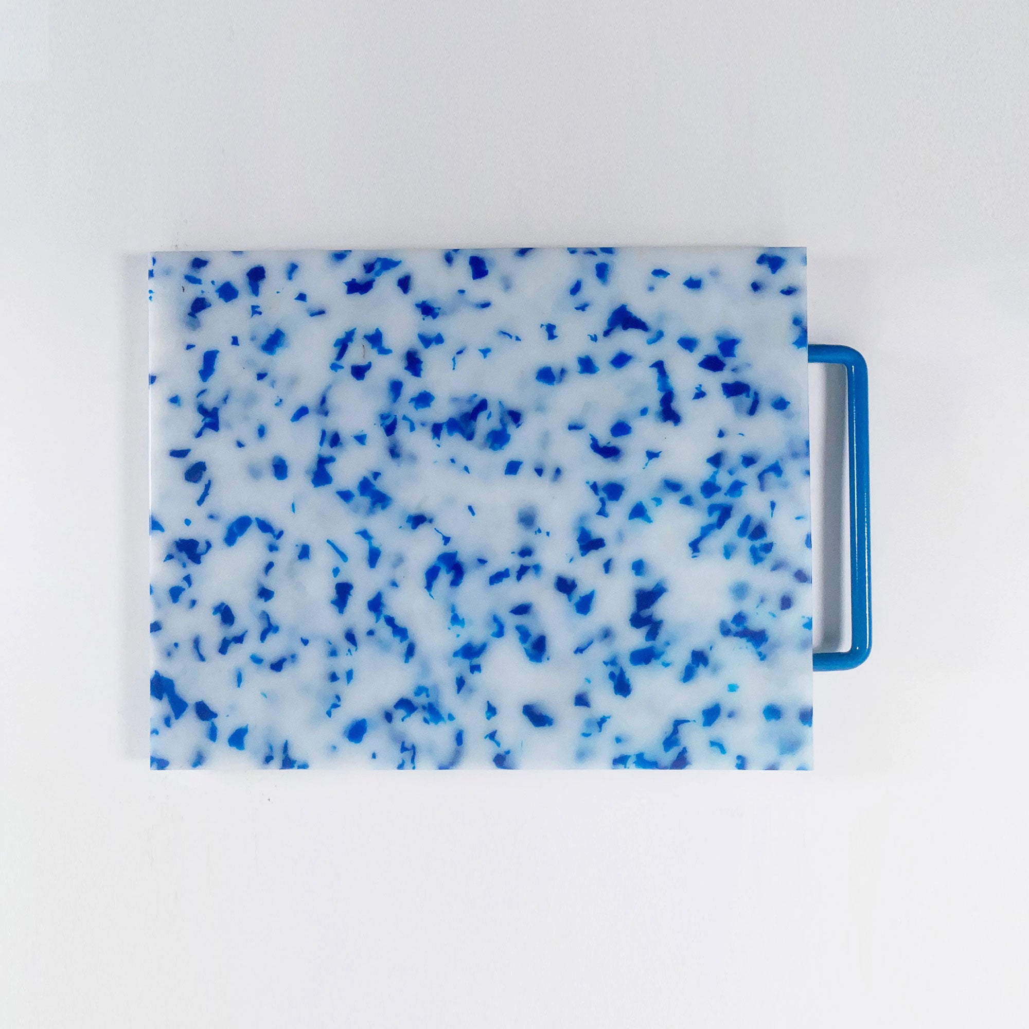 https://313designmarket.com/cdn/shop/products/Fredericks-and-Mae-Cutting-Board-Blue-White-01_2048x2048.jpg?v=1670539317